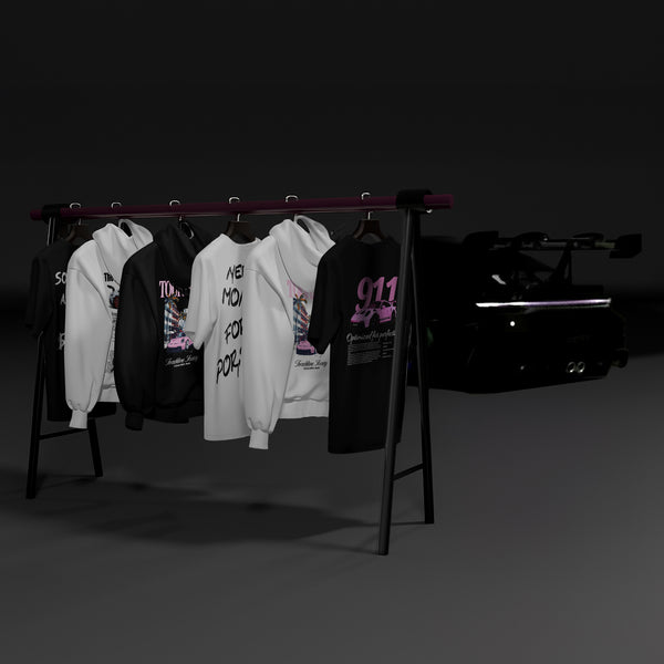 T-shirts Porsche GT3 RS sur portant avec lumière studio et 911 en arrière-plan