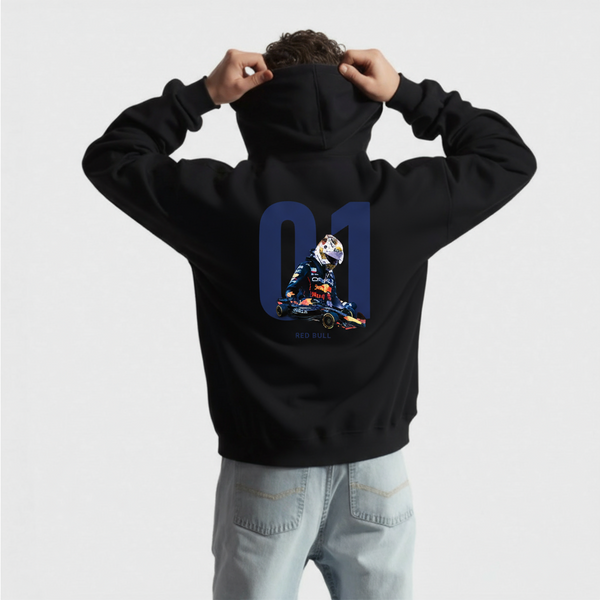 Dos d’un hoodie noir avec visuel du pilote Red Bull en pleine action, numéro 01 en grand, porté par un homme en jean clair, capuche relevée, fond blanc.