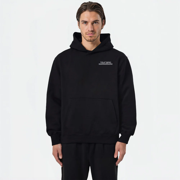 Sweat noir logo TOURISMO, homme en total look noir sur fond clair