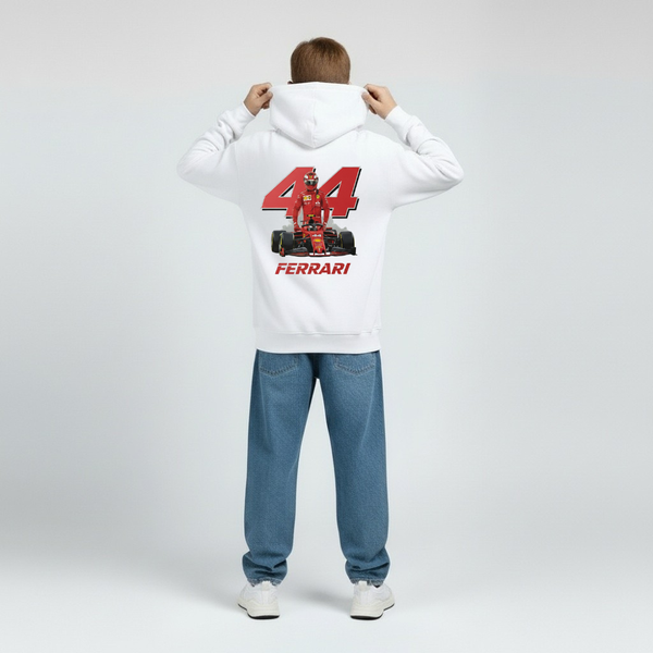 Enfant vu de dos portant le hoodie blanc Lewis Hamilton, grand numéro 44 rouge imprimé sur le dos avec le mot FERRARI en lettres capitales. Capuche posée, jeans bleus droits, fond studio gris.