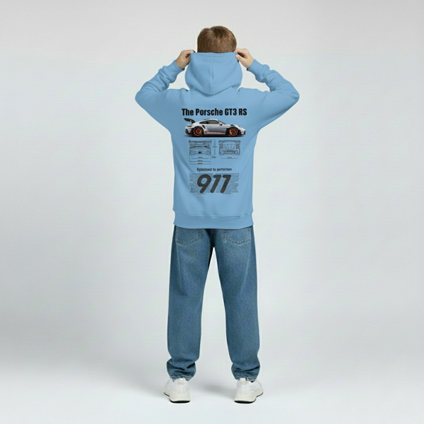 Enfant avec capuche relevée portant un hoodie Porsche GT3 RS bleu ciel, visuel dos masqué