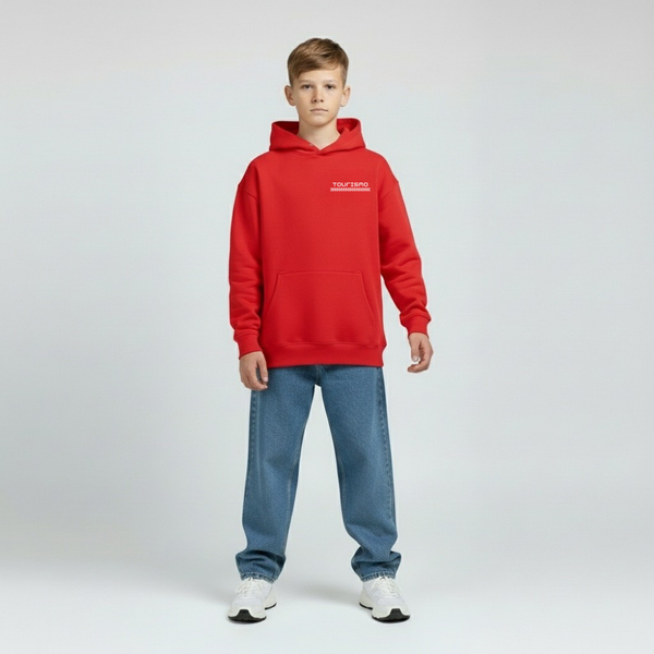 Sweat à capuche rouge Porsche GT3 RS porté par un enfant debout, bras relâchés