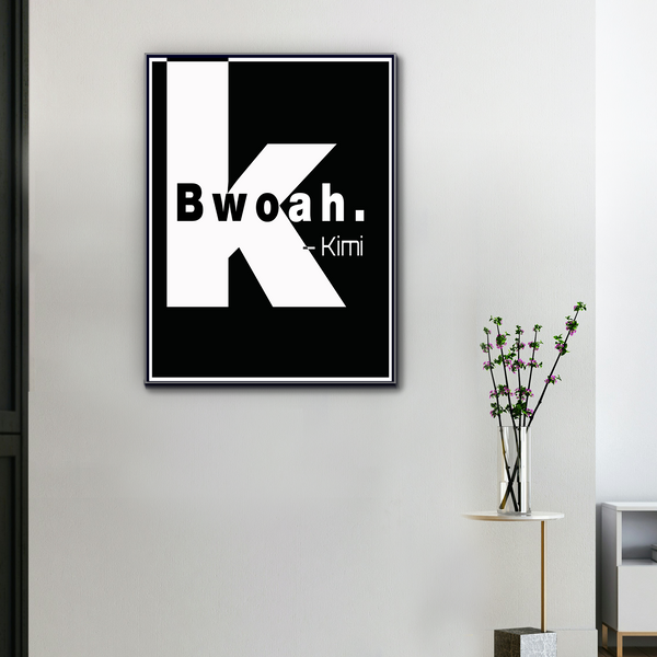 Toile F1 Bwoah Kimi Räikkönen accrochée dans un salon moderne, lettrage blanc sur fond noir avec design minimaliste et typographie K monumentale