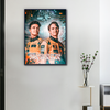 toile F1 Norris et Piastri McLaren accrochée dans un salon moderne avec cadre noir