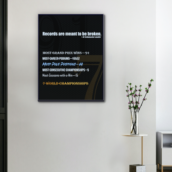 Toile citation Schumacher accrochée dans un intérieur moderne avec fond noir et cadre satiné