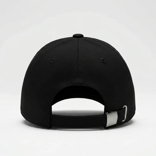 Vue arrière d’une casquette noire Nissan R34 Godzilla Mode Tourismo avec fermeture réglable