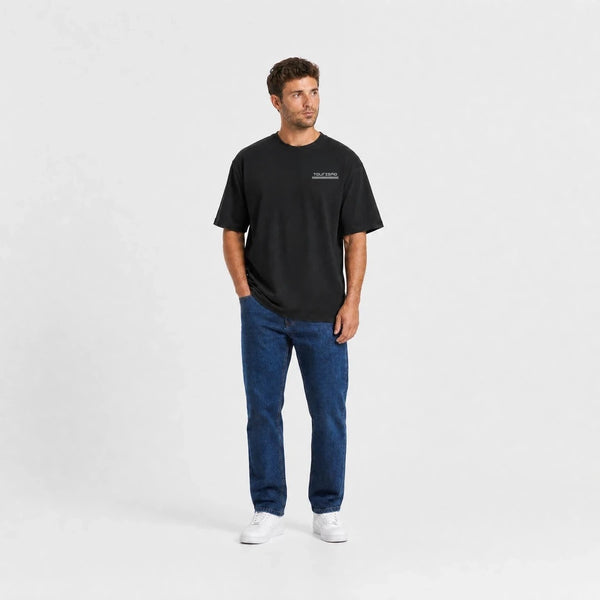 T-shirt Alpine A110 noir vu de face en plan large avec logo Tourismo