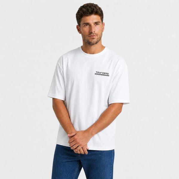 T-shirt Datsun 510 blanc vu de face en plan rapproché avec logo Tourismo