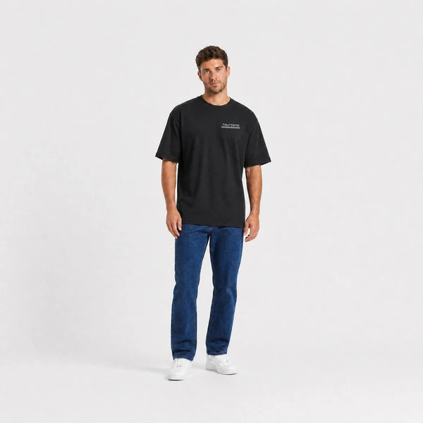 T-shirt F1 Daniel Ricciardo Signature noir vu de face en plan large avec logo Tourismo