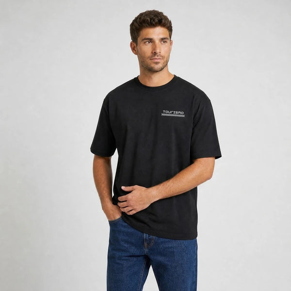 T-shirt F1 Michael Schumacher Signature noir vu de face en plan rapproché avec logo Tourismo