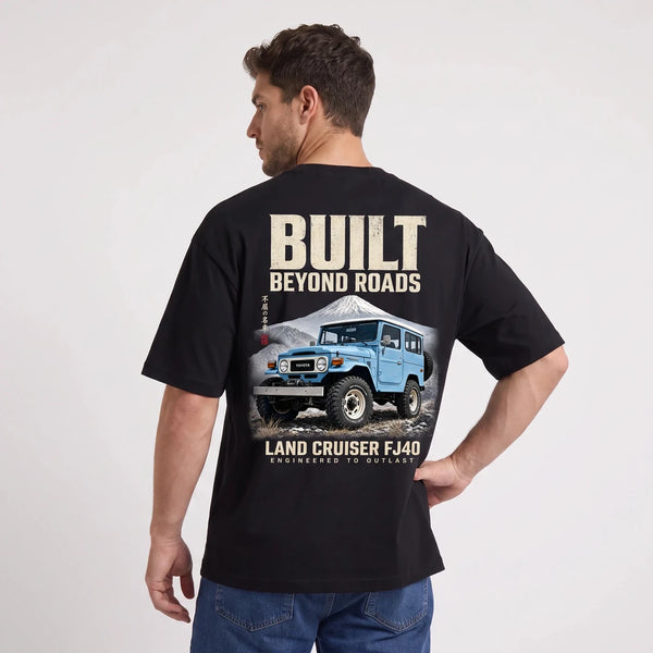 T-shirt Toyota Land Cruiser FJ40 Built Beyond Roads noir porté de dos