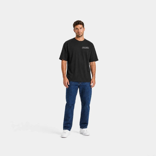 T-shirt Toyota Land Cruiser Fj40 Built Beyond Roads noir vu de face en plan large avec logo Tourismo