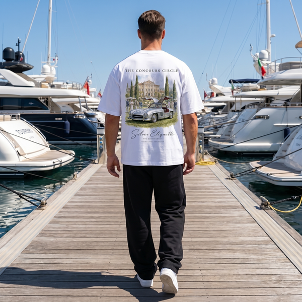 Homme portant le t-shirt blanc Concours Circle 300 SL sur un ponton de marina en plein jour