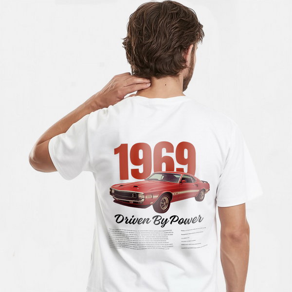 T-shirt Mustang Shelby GT500 blanc – imprimé voiture 1969 – vu de dos sur mannequin homme