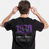 T-shirt noir avec impression Dodge Charger violet 1970, vu de dos sur mannequin