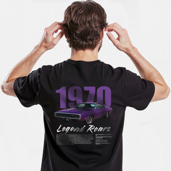 T-shirt noir avec impression Dodge Charger violet 1970, vu de dos sur mannequin