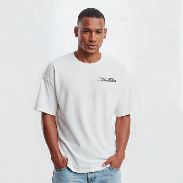 T-shirt blanc Max Verstappen, vue de face en pied sur mannequin en jean clair et baskets blanches