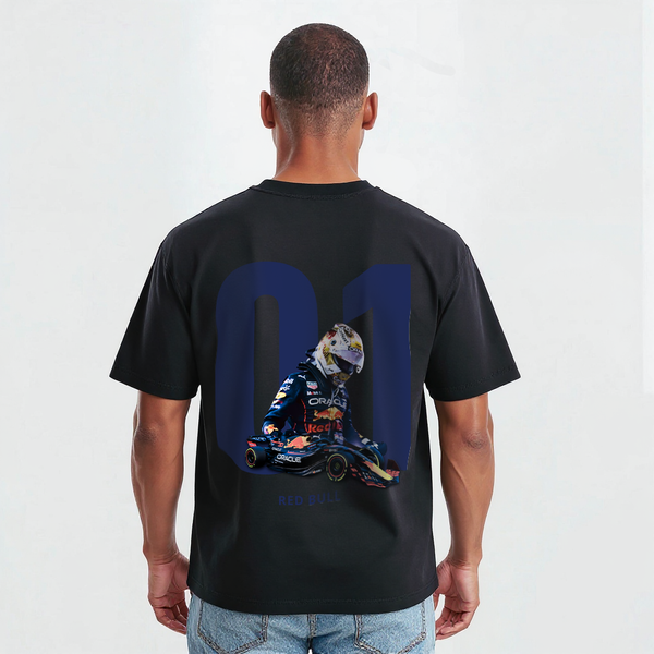 T-shirt noir Max Verstappen, gros plan sur le visuel Red Bull et numéro 01 oversize
