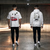 Deux mannequins de dos marchant dans un parking souterrain la nuit, traînées de phares au sol, en t-shirt BMW M3 E30 et sweat BMW M3 G80
