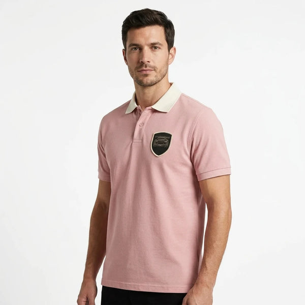 Homme portant le polo Porsche GT3 RS rose col écru, cadré en buste, écusson tissé visible
