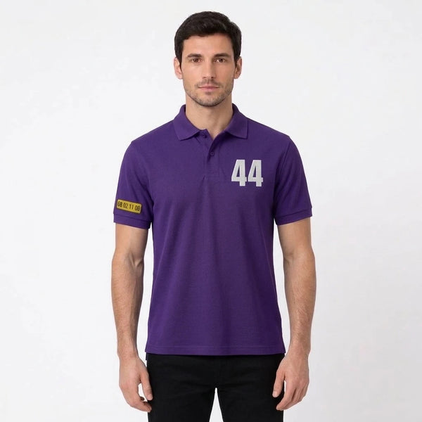 Homme portant le polo violet Lewis Hamilton, cadré en buste, 44 et plaque de manche visibles