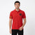 Homme portant le polo rouge Charles Leclerc, cadré en buste, 16 et plaque de manche visibles