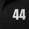 Gros plan sur le 44 brodé en blanc du polo noir Lewis Hamilton