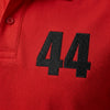 Gros plan sur le 44 brodé en noir du polo rouge Lewis Hamilton