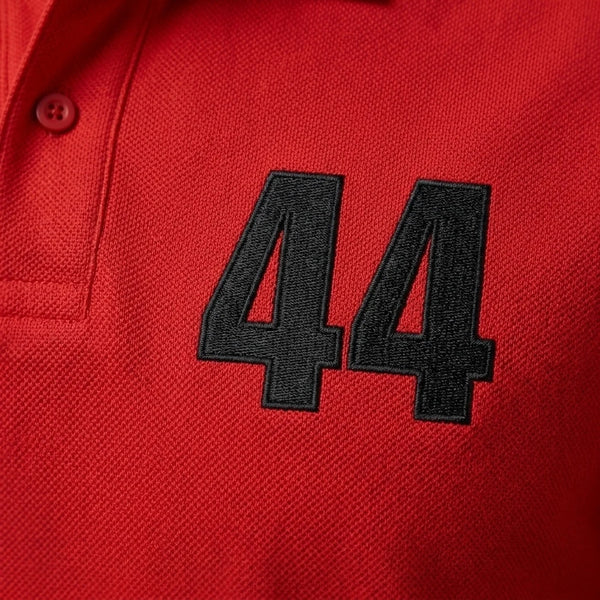 Gros plan sur le 44 brodé en noir du polo rouge Lewis Hamilton