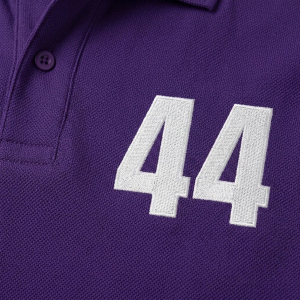Gros plan sur le 44 brodé en blanc du polo violet Lewis Hamilton