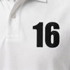 Gros plan sur le 16 brodé en noir du polo blanc Charles Leclerc