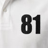 Gros plan sur le 81 brodé en noir du polo blanc Oscar Piastri