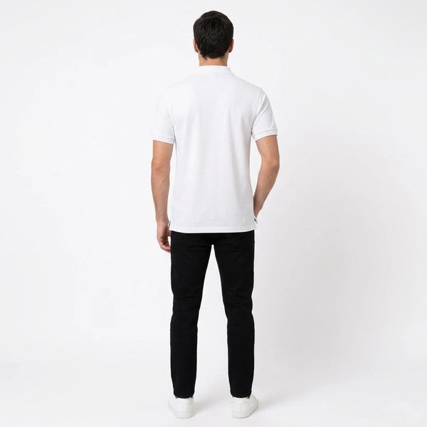 Homme portant le polo blanc Lewis Hamilton vu de dos, dos entièrement vierge