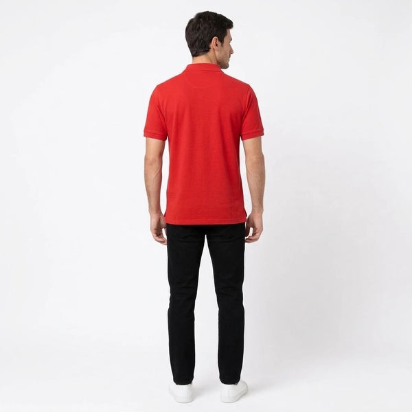 Homme portant le polo rouge Lewis Hamilton vu de dos, dos entièrement vierge