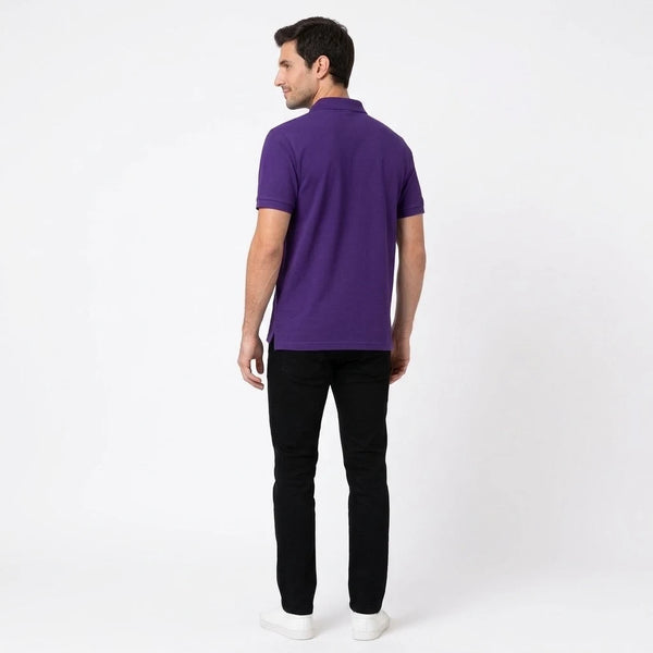 Homme portant le polo violet Lewis Hamilton vu de dos, dos entièrement vierge