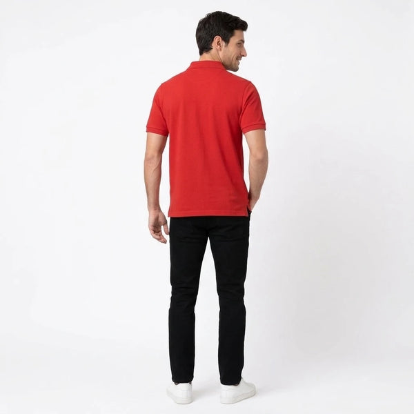 Homme portant le polo rouge Charles Leclerc vu de dos, dos entièrement vierge