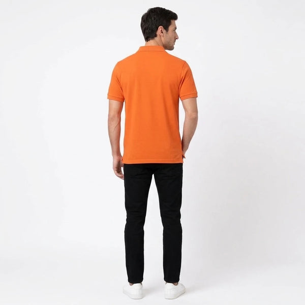 Homme portant le polo orange Lando Norris vu de dos, dos entièrement vierge