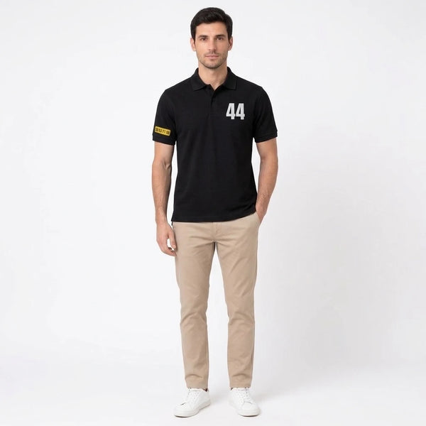 Homme portant le polo noir Lewis Hamilton, vu de face en pied