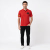 Homme portant le polo rouge Lewis Hamilton, vu de face en pied