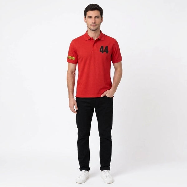 Homme portant le polo rouge Lewis Hamilton, vu de face en pied