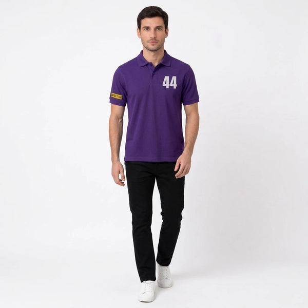 Homme portant le polo violet Lewis Hamilton, vu de face en pied