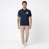 Homme portant le polo marine Charles Leclerc, vu de face en pied