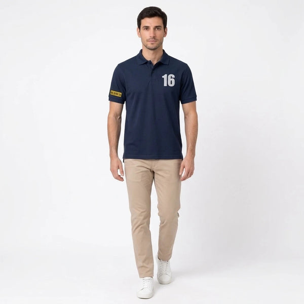 Homme portant le polo marine Charles Leclerc, vu de face en pied