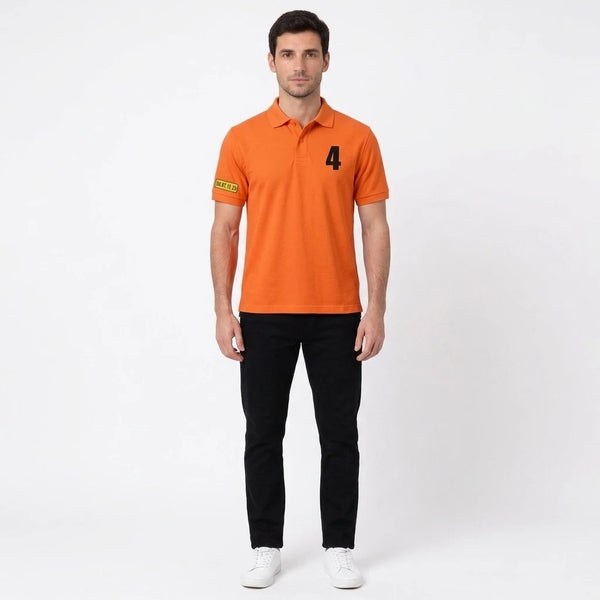 Homme portant le polo orange Lando Norris, vu de face en pied