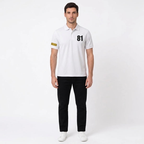 Homme portant le polo blanc Oscar Piastri, vu de face en pied