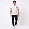 Homme portant le polo blanc Max Verstappen, vu de face en pied