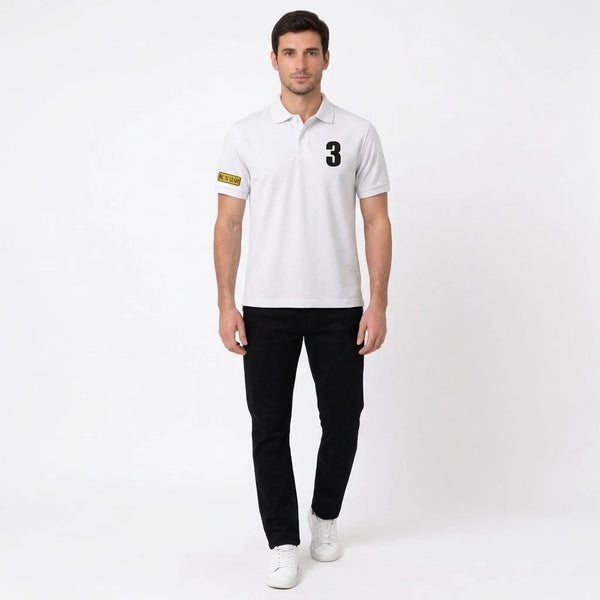 Homme portant le polo blanc Max Verstappen, vu de face en pied