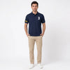 Homme portant le polo marine Max Verstappen, vu de face en pied