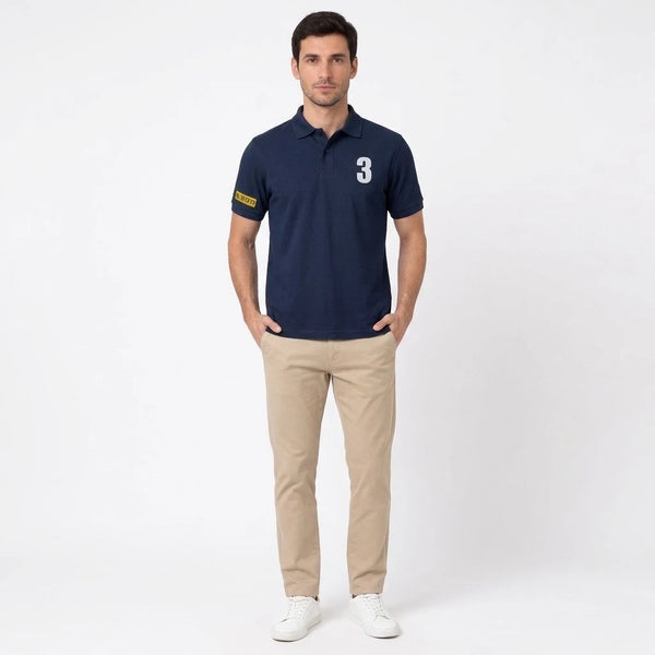 Homme portant le polo marine Max Verstappen, vu de face en pied