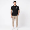 Homme portant le polo noir Max Verstappen, vu de face en pied